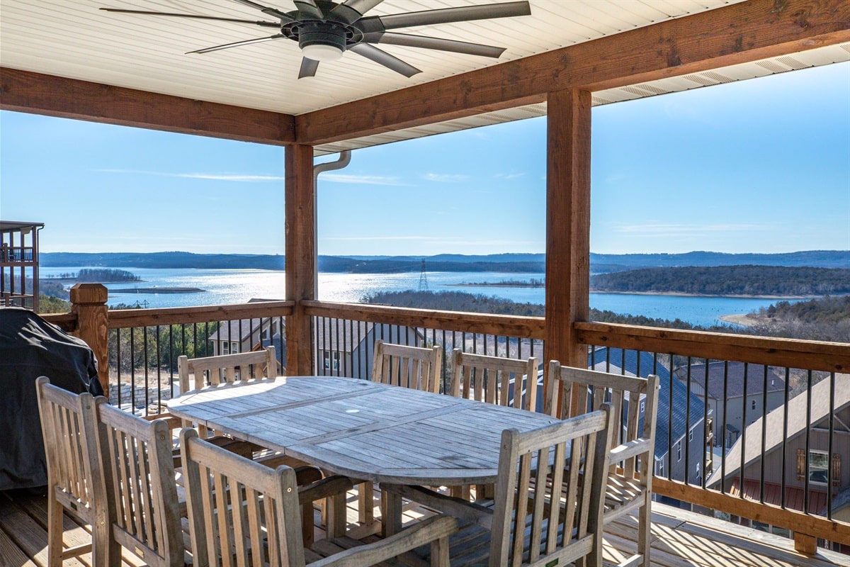 Serenity Now lakehouse Table Rock Lake Branson Missouri sleeps 14 near Chateau on the Lake