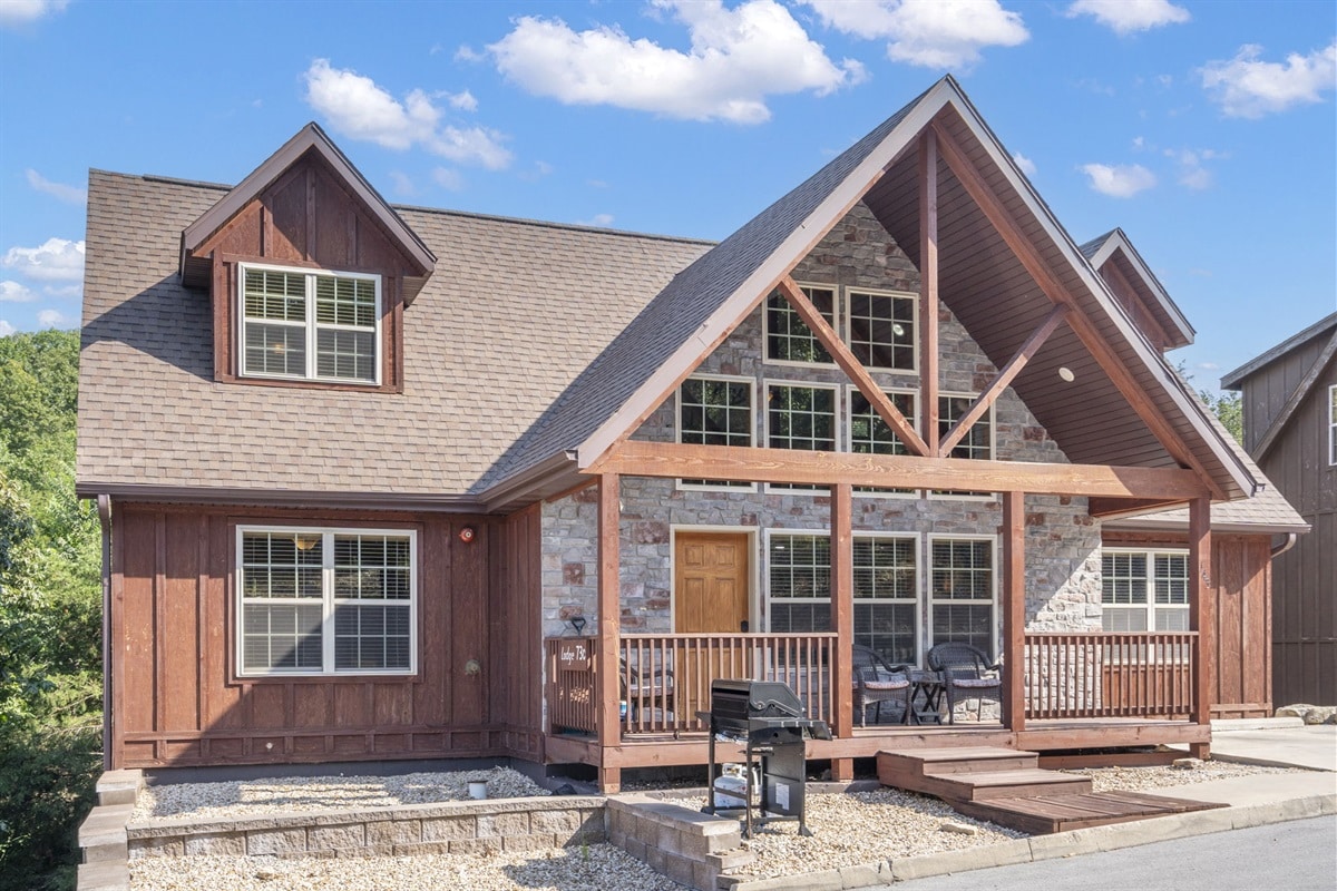 Whispering Pines lodge StoneBridge Resort Reeds Spring Missouri sleeps 12 near Silver Dollar City