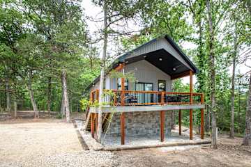 Woodland Retreat, a stand-alone Branson cabin with an elevated deck among the trees