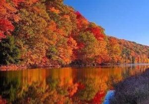Branson Missouri fall foliage in the Ozark Mountains — peak color in mid-October