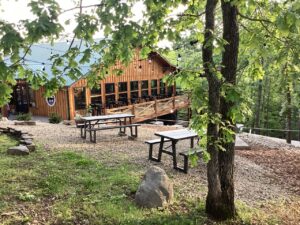 Branson Wineries and Vineyards: Rustic log-cabin tasting room at Bear Creek Wine Company north of Branson with live music and wood-fired pizza