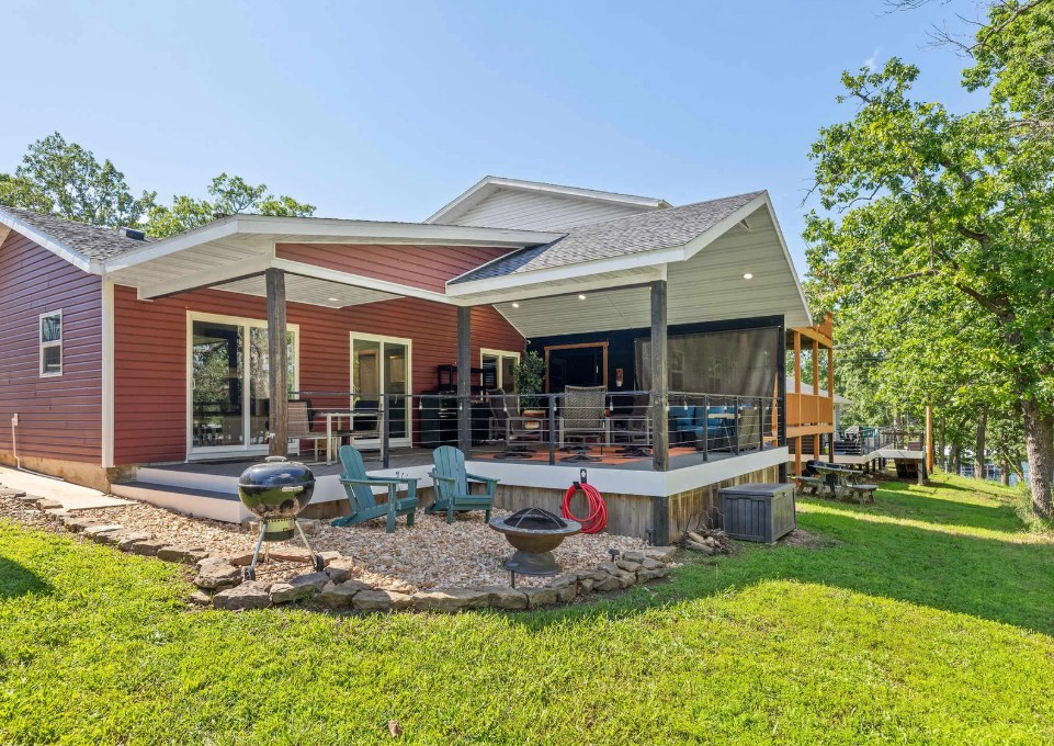 The Wild Shore Cabin lakeside deck on Table Rock Lake in Kimberling City