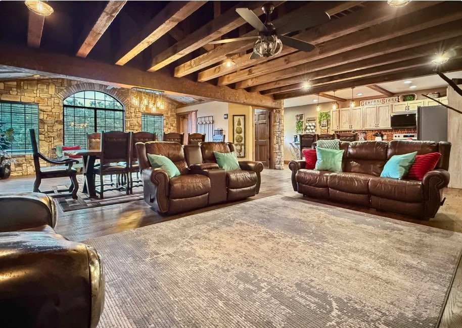 Large wooded mountain-view group home near Big Cedar Lodge in Ridgedale