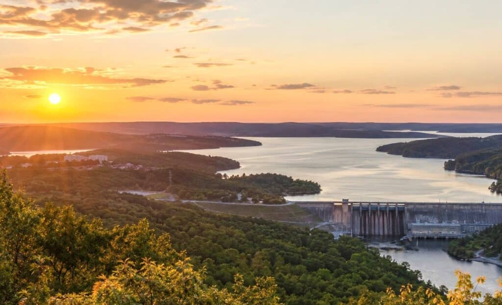 Branson photography at golden hour: sunset over Table Rock Lake and the Ozark hills